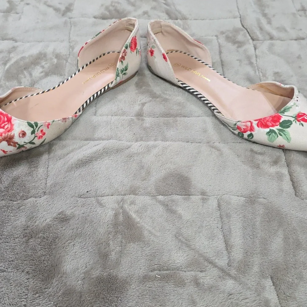 Wild Diva Lounge Womens Slip-On Flats Shoes‎ Cream W/Roses Sz 9 EUC